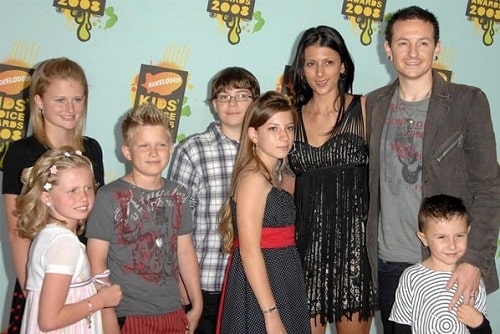 A picture of Isaiah Bennington with his parents and siblings.